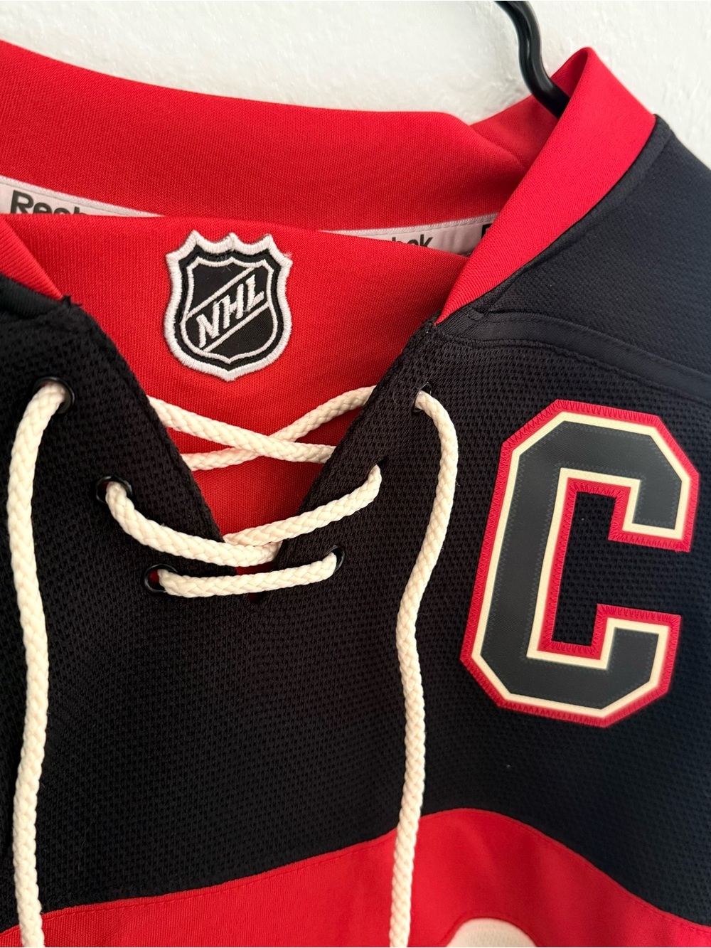 NHL Reebok Alternate Chicago Blackhawks  Captain Jonathan Toews Jersey Large - Picture 5 of 6